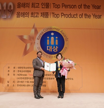 윤경주 BBQ 부회장(사진 오른쪽)이 2019 대한민국 소비자 대상 최고 브랜드상을 수상하고 있다. <사진=제너시스BBQ>