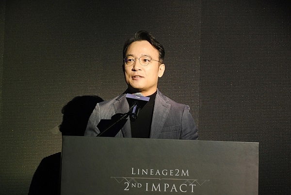 김택진 엔씨소프트 대표가 지난 9월 열린 '미디어 쇼케이스'에서 '리니지2M'을 소개하고 있다.<사진=엔씨소프트>