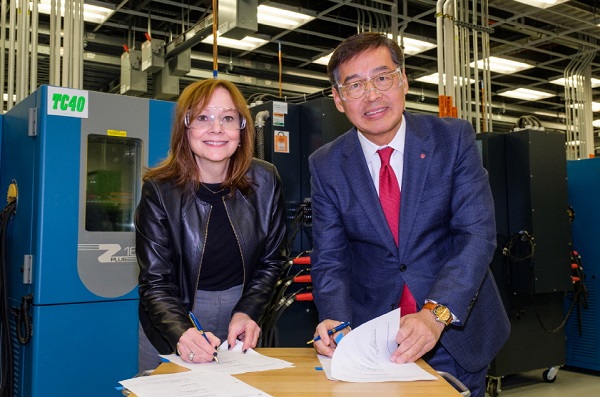 메리 바라 GM CEO 회장(왼쪽)과 신학철 LG화학 CEO 부회장이 합작계약을 체결하고 있다.<사진=LG화학>