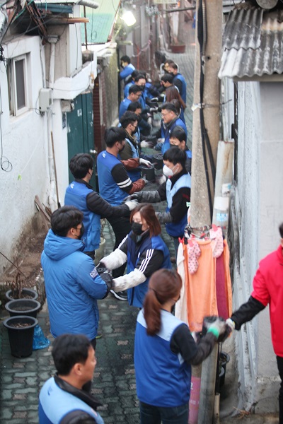 동아오츠카 임직원들이 사랑의 이온데이 연탄나눔 봉사활동을 하고 있다. <사진=동아오츠카>