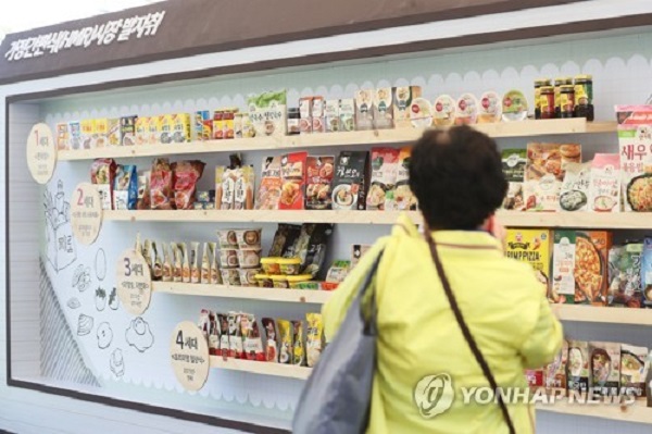5월 서울 광화문광장에서 열린 ‘식품안전박람회’에서 한 시민이 HMR(가정간편식) 제품을 살펴보고 있다. <사진=연합>