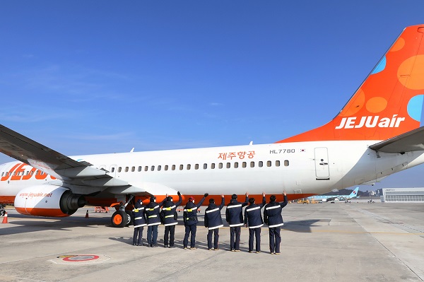 19일 오전 김포국제공항에서 제주항공 임직원들이 기재 반납을 위해 떠나는 HL7780 항공기를 배웅하고 있다.<사진=제주항공>