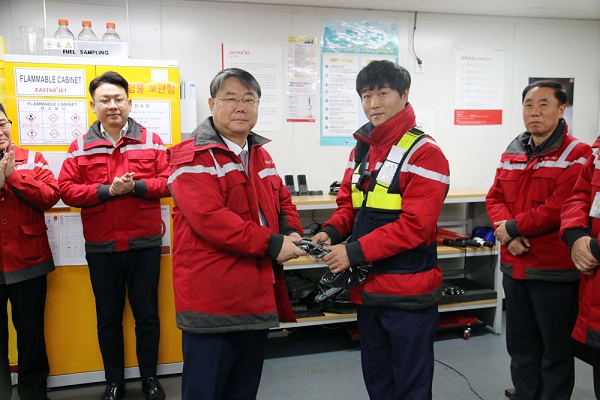지난 20일 오후 최종구 대표이사(왼쪽)가 김포공항 정비본부를 방문해 방한용품을 지급하고 있다.<사진=이스타항공>