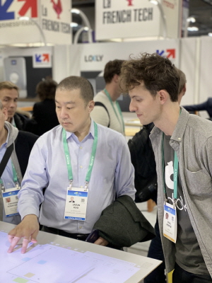 구자은 LS 미래혁신단장(왼쪽)이 미국 라스베이거스에서 개최된 CES 2020에 참관해 Adok(프랑스 혁신상 수상 스타트업 업체)의 디지털터치스크린 기술을 체험하고 있다.<사진=LS그룹>