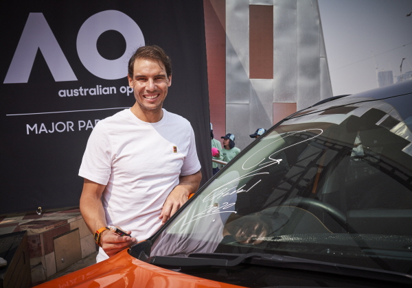 기아차 글로벌 홍보대사 라파엘 나달(Rafael Nadal) 선수가 셀토스에 기념 사인을 하고 있는 모습 <사진=기아자동차>