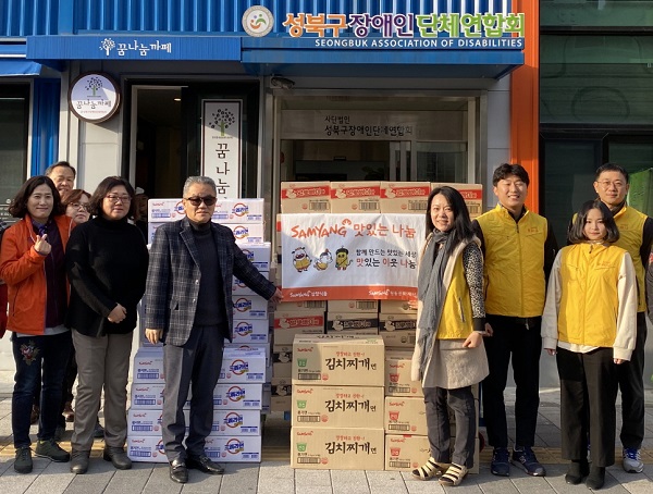 17일 성북구 장애인단체연합회를 방문한 삼양식품 임직원들이 라면과 스낵 100박스를 전달하고 있다. <사진=삼양식품>