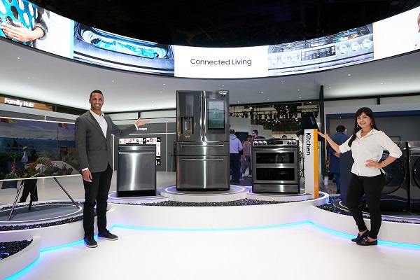 삼성전자 모델들이 북미 최대 규모의 주방·욕실 관련 전시회인 ‘KBIS 2020’에서 ‘패밀리허브 냉장고’를 중심으로 다양한 주방가전을 소개하고 있다.<사진=삼성전자>