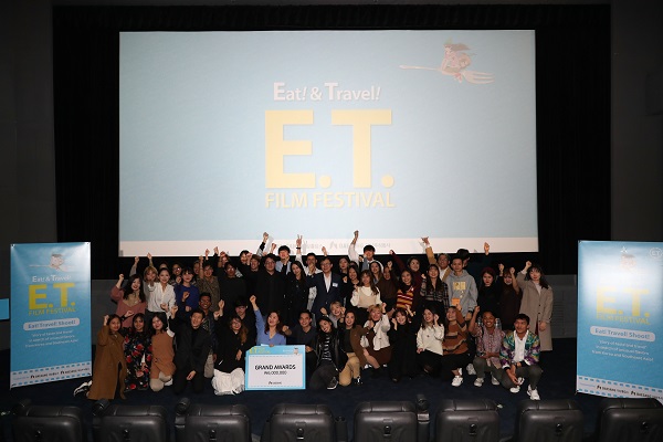 20일 서울극장에서 진행된 대상그룹 ‘제2회 E.T. Film Festival(이하 E.T. Film Festival)’ 시상식을 마치고 대상, 대상홀딩스, 상암커뮤니케이션즈 관계자와 참가자들이 단체사진을 찍고 있다. <사진=대상>