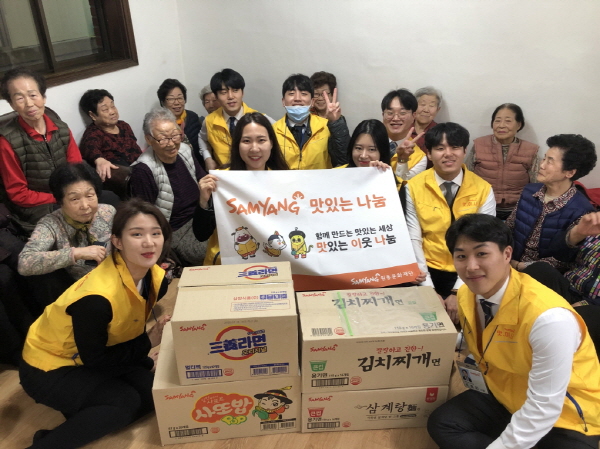 삼양식품 신입사원들이 21일 서울 성북구의 한 경로당을 방문해 봉사활동을 진행하고 기념촬영을 하고 있다. 