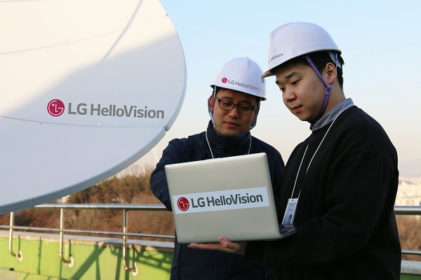 LG헬로비전 직원들이 방송설비를 점검하고 있다.<사진=LG헬로비전>