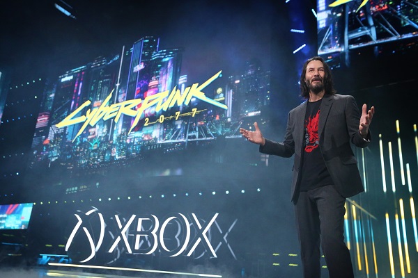 키아누 리브스가 지난해 열린 게임쇼 E3에서 CD프로젝트레드의 ‘사이버펑크 2077’을 소개하고 있다.<사진=CD프로젝트레드>