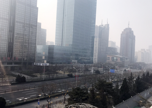 전염병 창궐 뒤 한산해진 베이징 시내 풍경 <사진=연합>