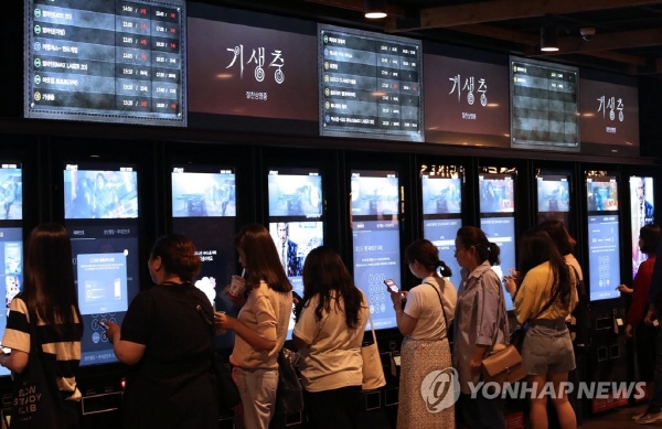 지난해 6월 영화 기생충 개봉 당시 서울 용산구의 한 극장에서 시민들이 영화티켓을 구매하고 있다. <사진=연합>