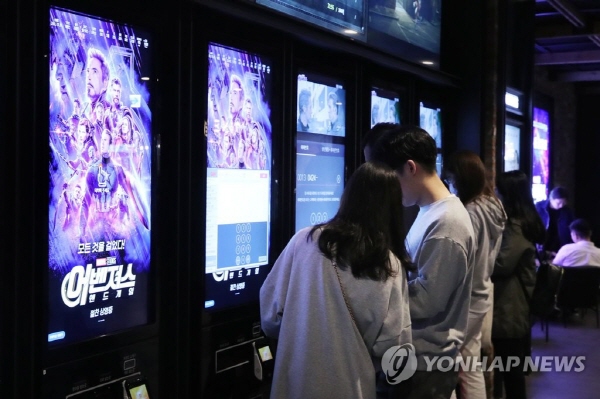 지난해 4월 영화 '어벤져스: 엔드게임'이 개봉한 날 서울 시내 한 영화관에서 시민들이 영화 티켓을 구매하고 있다. <사진=연합>