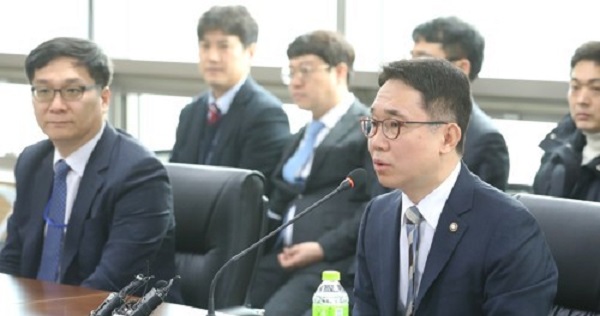 박선호 국토교통부 1차관(오른쪽)이 21일 오전 '부동산시장 불법행위 대응반 출범식'에서 발언하고 있다.<사진=연합>