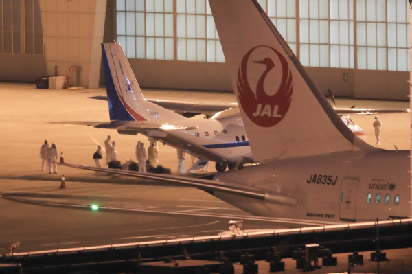 일본에 정박 중인 크루즈선에 탑승했던 한국인 6명과 일본인 배우자 1명을 태운 공군 3호기(VCN-235)가 지난 19일 새벽 김포공항에 착륙했다. <사진=연합>