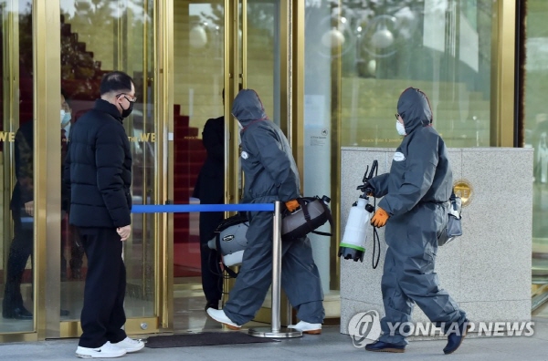 지난달 22일 코로나19 확진자가 발생한 제주도 서귀포시의 한 호텔에서 방역이 실시되고 있다. <사진=연합뉴스>