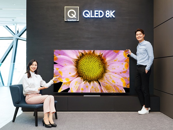 삼성전자 모델들이 2020년형 QLED 8K TV를 소개하고 있다.<사진=삼성전자>