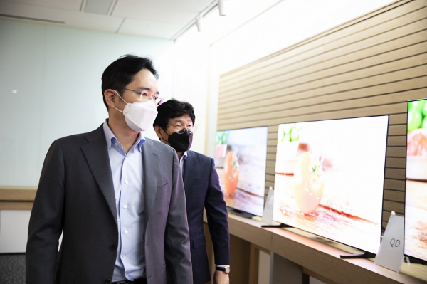 지난 19일 삼성디스플레이 공장을 방문한 이재용 삼성전자 부회장. <사진=연합>