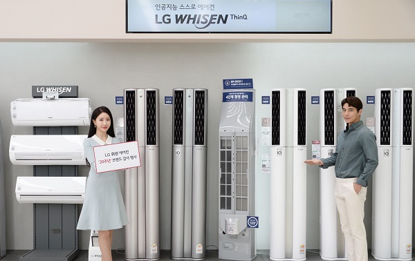 LG전자 모델들이 '휘센' 에어컨 20주년 고객 감사 행사를 소개하고 있다.<사진=LG전자>