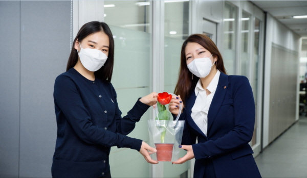 오렌지라이프 재정 컨설턴트(FC)들이 4월 한 달 간 고객을 방문해 꽃화분을 전달하는 Hope 캠페인을 진행한다.<사진=오렌지라이프>