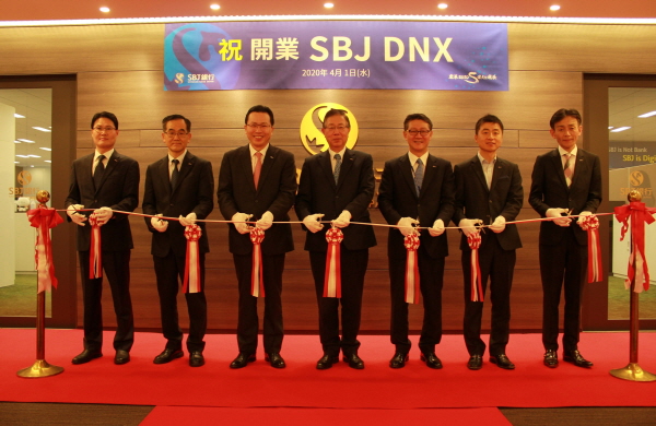 지난 1일 일본 동경 소재 SBJ본점에서 진행된 SBJ DNX 개업식에서 토미야 세이이치로 SBJ은행 사장(왼쪽 네번째), 히라오카 SBJ DNX 사장(왼쪽 일곱번째), 전필환 SBJ은행 부사장(왼쪽 세번째), 김계환 SBJ DNX 부사장(왼쪽 첫번째) 및 관계자들이 테이프커팅을 하고 있다. <사진=신한은행>
