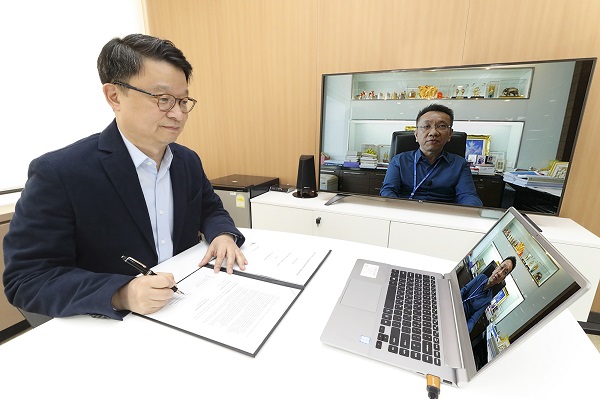 김영우 KT 글로벌사업본부장과 수폿 산얍피시쿨 3BB TV 사장이 화상회의를 통해 IPTV 서비스 공급 계약을 체결하고 있다. <사진=KT>