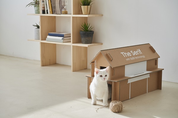 TV 포장재를 재활용한 고양이 집<사진=삼성전자>