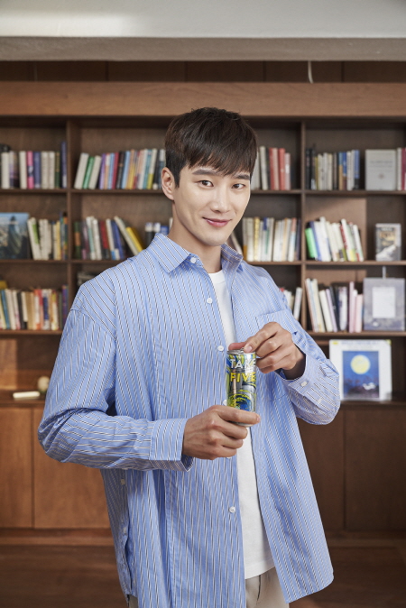 배우 안보현씨가 정관장 에너지 음료 ‘테이크파이브’를 소개하고 있다. <사진=KGC인삼공사>