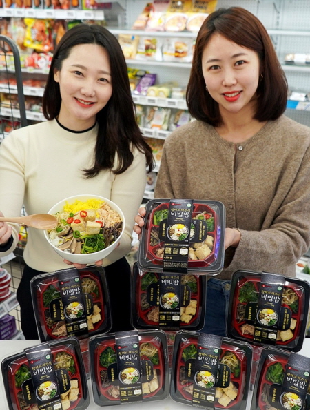 세븐일레븐 모델들이 '황해도 해주식 비빔밥'을 소개하고 있다. <사진=코리아세븐>