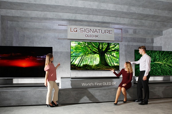 LG전자 모델들이 ‘LG 시그니처 올레드 8K’를 소개하고 있다.<사진=LG전자>