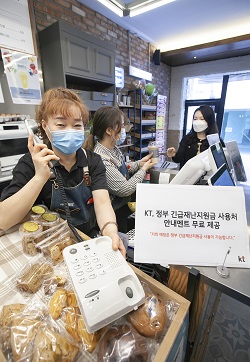 서울 종로구에 위치한 카페에서 사장님이 KT 고객센터 전화해 링고비즈플러스를 소개하고 있다.<사진=KT>