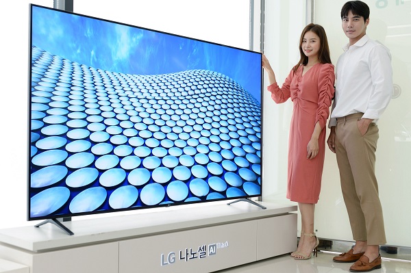 LG전자 모델들이 나노셀 TV를 소개하고 있다.<사진=LG전자>