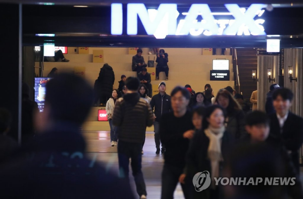 지난해 12월 서울 시내 한 영화관이 관객들로 북적이고 있다. <사진=연합>