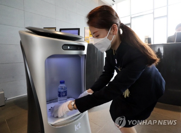 지난 3일 서울 중구 노보텔 앰배서더 동대문 호텔에서 직원이 'kt호텔 기가지니' 시스템을 활용한 룸서비스 로봇 'N bot'에 이용객이 요청한 비품을 담고 있다. <사진=연합뉴스>