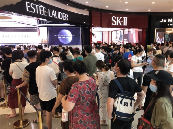 13일 중국 하이난성의 시내 면세점에 있는 화장품 매장 입구에서 중국인 고객들이 줄을 서고 있다. <사진=연합뉴스>