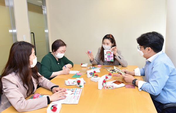 교보생명 직원들이 서울 광화문 교보생명 본사에서 신종 코로나바이러스 확산 방지를 위한 비대면 DIY자원봉사에 참여해 비누를 만들고 있다.<사진=교보생명>
