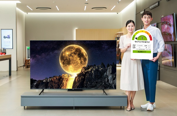 삼성전자 모델들이 에너지 소비효율 1등급 QLED TV를 소개하고 있다.<사진=삼성전자>