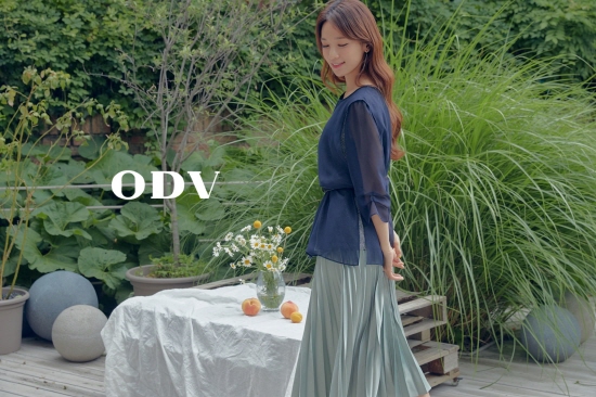 티알엔 모델이 쇼핑엔티의 패션PB브랜드 ODV(오디브) 제품을 입고 화보촬영을 하고 있다. 