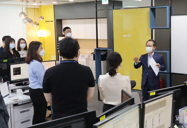 지난 1일 서울 중구 신한생명 본사에 신설된 '애자일존(Agile Zone)'을 방문한 성대규 사장(오른쪽 첫 번째)이 직원들을 격려하고 있다.<사진=신한생명>