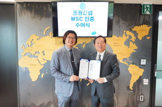 이명우 동원산업 대표(오른쪽)와 서종석 MSC한국 대표가 3일 서울 서초구 동원산업 본사에서 열린 MSC 인증수여식에서 기념촬영을 하고 있다. 