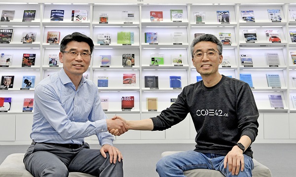 송호성 기아차 사장(왼쪽)과 송창현 코드42 대표가 퍼플엠 설립에 대한 기념사진을 촬영하고 있다.<사진=기아자동차>
