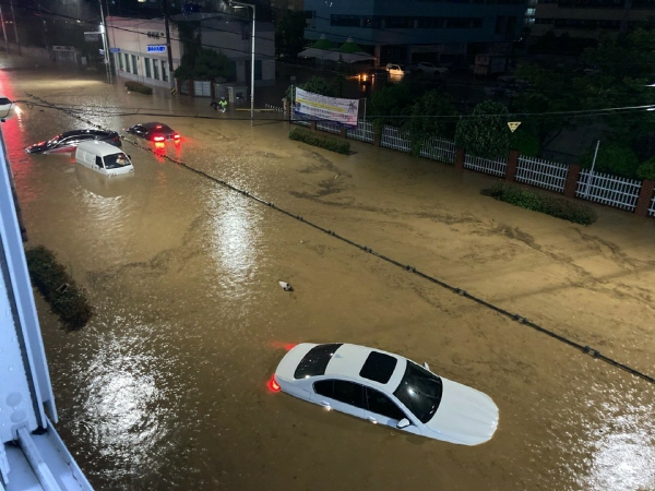 부산 지역에 호우 경보가 내려진 지난 23일 오후 부산 연산동 한 도로가 침수 돼 차량이 물에 잠겨 있다.<사진=연합>
