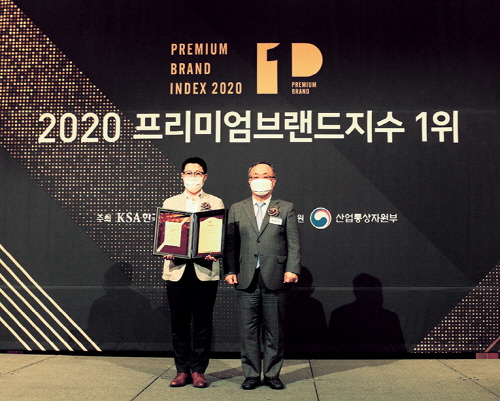 최동훈 형지엘리트 본부장(왼쪽)과 이상진 한국표준협회 회장이 20일 서울 중구 롯데호텔서울에서 열린 2020 프리미엄브랜드지수(KS-PBI) 인증수여식에서 기념촬영을 하고 있다. 
