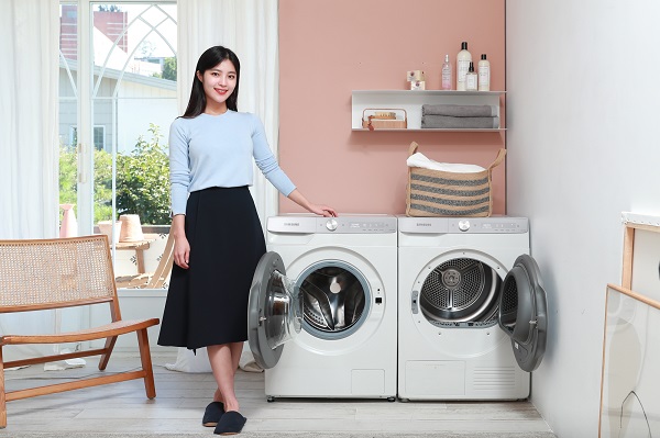 삼성전자 모델이 '그랑데 AI' 10kg 세탁기·9kg 건조기 신제품을 소개하고 있다. <사진=삼성전자>