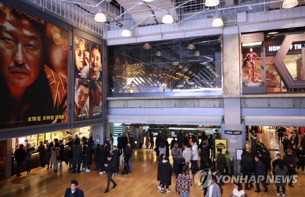 크리스마스인 지난해 25일 서울 삼성동 코엑스에서 시민들이 영화표를 사기 위해 줄지어 서 있다. <사진=연합>