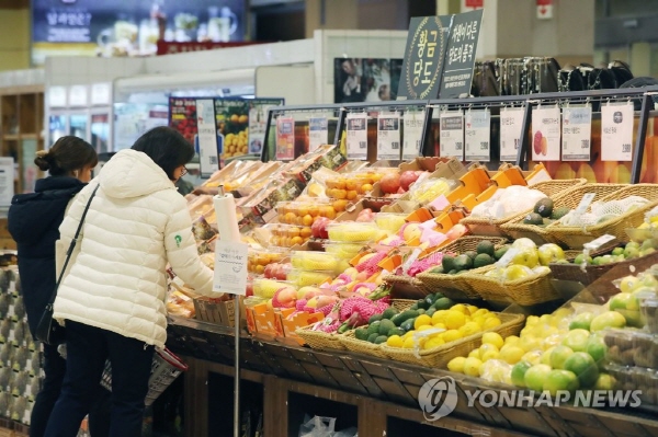 서울 한 대형마트에서 시민들이 농산물 코너에서 물건을 고르고 있다. <사진=연합뉴스>