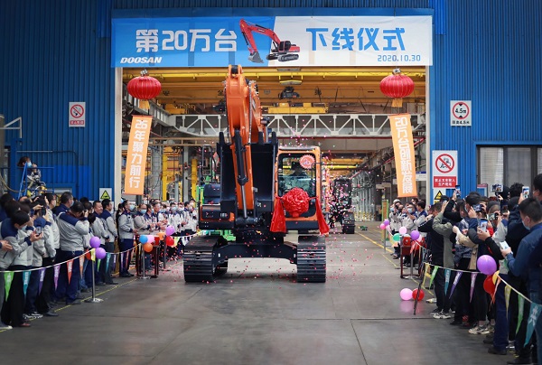 두산인프라코어 중국 굴착기 20만대 생산 기념식 <사진=두산인프라코어>