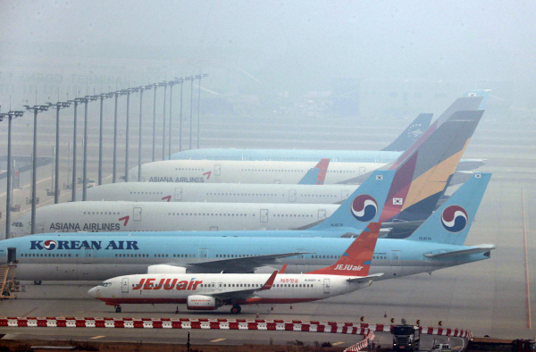 인천공항 주기장에 서 있는 대한항공과 아시아나항공 비행기들. <사진=연합>