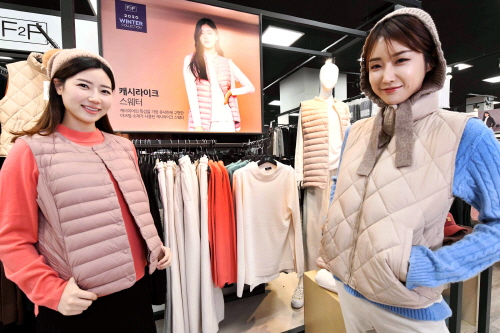 홈플러스 모델들이 15일 서울 등촌동 홈플러스 강서점에서 F2F 겨울 의류를 소개하고 있다. <사진=홈플러스>